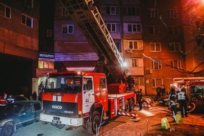 В Киеве пожарные спасли 3 человек: но сгорели 2 дивана и телевизор