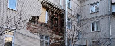 В Челябинске рухнула часть стены трехэтажного дома
