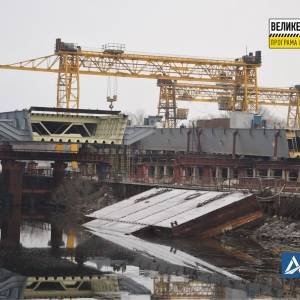 В Запорожье начали надвижку секции низовой части балочного моста. Фото