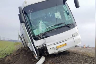 На Кубани автобус со школьниками попал в аварию