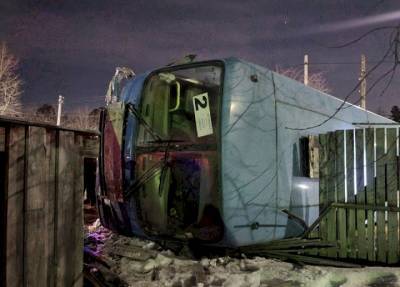 Автобус с пассажирами в Свердловской области опрокинулся из-за собаки