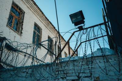 Журналист федерального канала объявил голодовку у колонии в Тюмени из-за пыток
