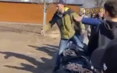 В Харькове мужчина подрался с подростком: ребенок не растерялся, видео схватки