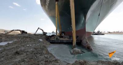 Заблокировавший Суэцкий канал корабль сняли с мели – видео