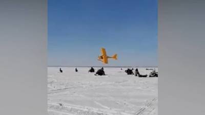 "Такая богоразина": спортивный самолет пролетел в паре метров над сотнями рыбаков
