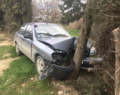 Автомобиль с тремя детьми врезался в дерево около Судака – фото