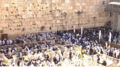 Возле Стены плача снова многолюдно: тысячи израильтян собрались на благословение коэнов