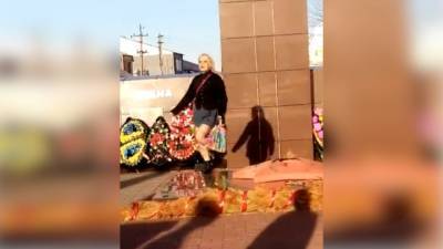 Неадекватная женщина устроила пляски возле Вечного огня. Видео