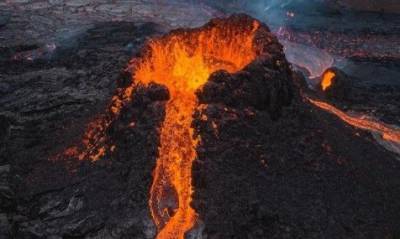 Исландский фотограф сжег свой дрон, чтобы с максимально близкого расстояния снять извержение вулкана (ВИДЕО)