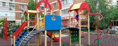 В Краснодаре устанавливают новые детские площадки