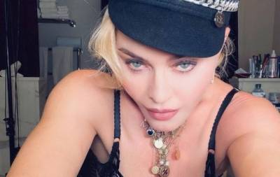 Мадонна шокировала поклонников провокационными снимками в белье и попалась на нелепом фотошопе