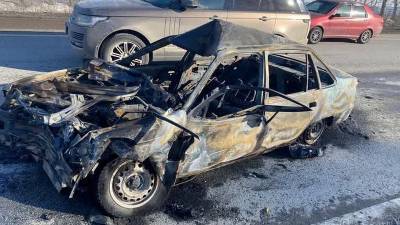 На трассе в Уфе сгорел автомобиль: есть пострадавшие
