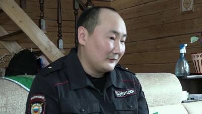 В Якутии полицейский спас рыбаков, застрявших в снегу