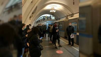 Пассажир метро упал под колеса поезда на станции "Площадь революции"