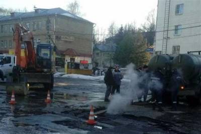 Костромские коммунальщики ликвидируют аварию на горячем трубопроводе на площади Конституции
