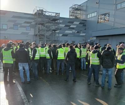 Водители «Петровича» устроили забастовку в Петербурге