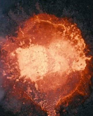 Фотограф сжёг камеру, когда снимал происходящее в жерле проснувшегося вулкана