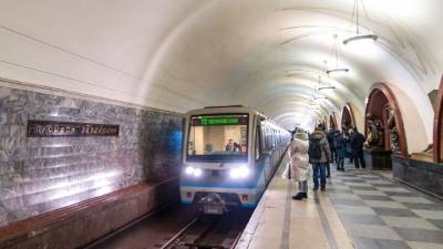 Упавший на рельсы на станции метро "Площадь Революции" скончался