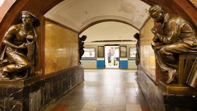 Москвич случайно упал на рельсы на станции метро и погиб