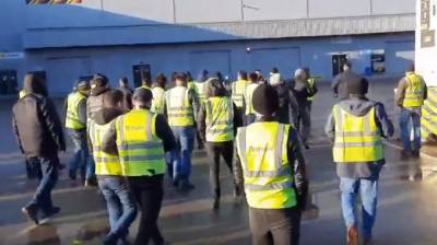 Работники СТД "Петрович" вышли на акцию протеста в Санкт-Петербурге