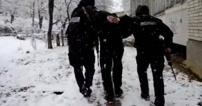 В Одессе двух мужчин задержали после вооруженного нападения: отобрали полмиллиона гривен