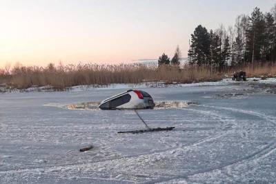 Внедорожник провалился под лёд Селигера в Тверской области