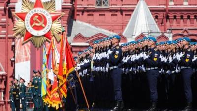 Песков: неизвестно, пригласят ли иностранных гостей на Парад Победы в Москву