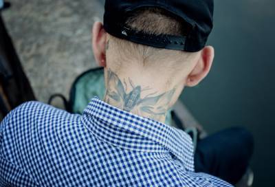 Мужчина с татуировкой на шее перерезал приятелю горло в Петербурге