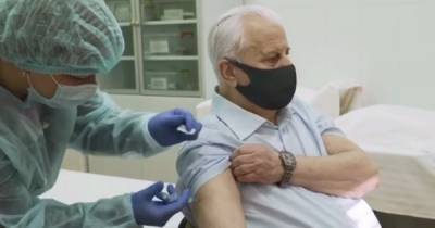 Первый президент Леонид Кравчук вакцинировался от коронавируса