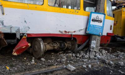 Разрушительное ЧП на остановке в Одессе, видео: "Трамвай сошел с рельсов и снес..."
