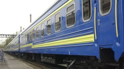 Разбили окно и голову пассажирке: на Харьковщине поезд забросали камнями – фото