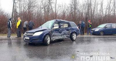 На Буковине столкнулись два автомобиля: погиб 20-летний парень, много травмированных (фото)