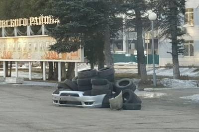 В администрации муниципалитета Тверской области отреагировали на инсталляцию с шинами