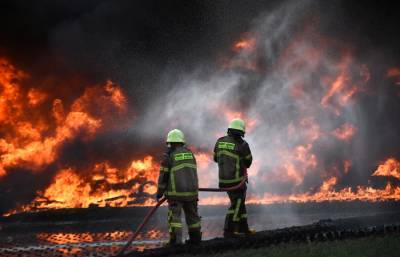 Столбы пламени и чёрный дым: масштабный пожар на нефтезаводе в Индонезии