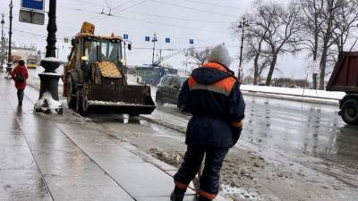 Петербургские коммунальщики за неделю вывезли почти 30 тысяч кубометров снега с улиц