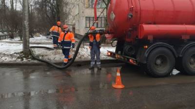 Власти Петербурга пояснили причину поливки улиц водой во время дождя
