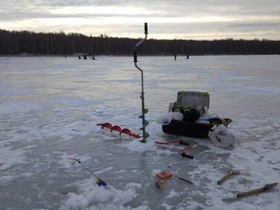 На Финском заливе спасатели вытащили из полыньи тело рыбака