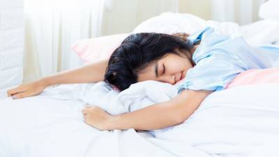 Сомнолог назвал самую оптимальную позу для сна