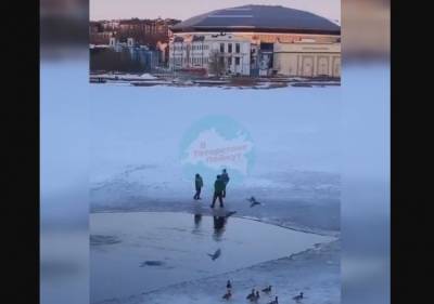 Детский омбудсмен Татарстана пообещала побеседовать с родителями игравших на таявшем льду водоёма школьников