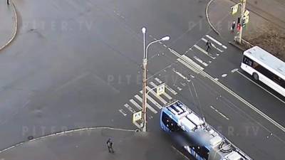 Видео: мужчину сбила машина на перекрестке Ветеранов и Тамбасова