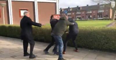 В Нидерландах прихожане церквей, нарушивших карантин, напали на журналистов: видео