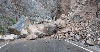 Крупнейшие дороги ГБАО закрыты из-за разрушительных лавин и камнепадов