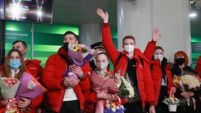 201 роза для Щербаковой, пудель Трусовой и гимн страны: как российских фигуристов встречали в Москве после ЧМ