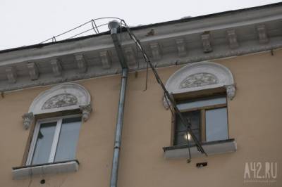 Очевидцы: в Кемерове рабочие повредили крышу дома во время уборки снега