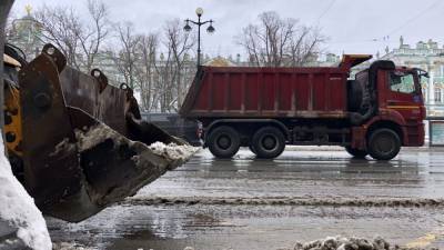 Более 1000 дворников вышли на уборку улиц Петербурга от остатков снега
