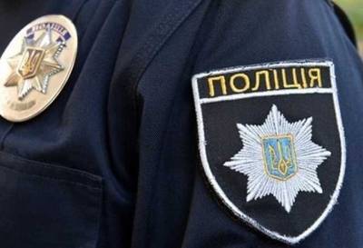 В Киеве двое парней разбили припаркованный автомобиль