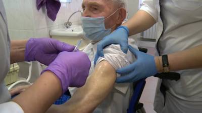 Новости на "России 24". В Пскове 98-летний ветеран ВОВ сделал прививку от COVID-19