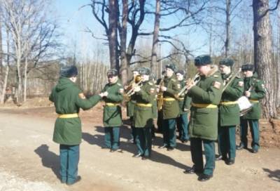 В Лужском районе военнослужащие ЗВО поздравили ветерана с Днем партизанской славы