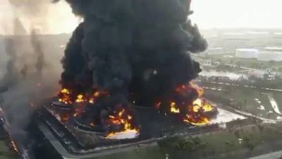 В Индонезии, в провинции Западная Ява выясняют причины крупного пожара на нефтеперерабатывающем заводе