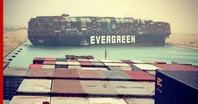 Снятый с мели контейнеровоз вновь встал почти поперек Суэцкого канала